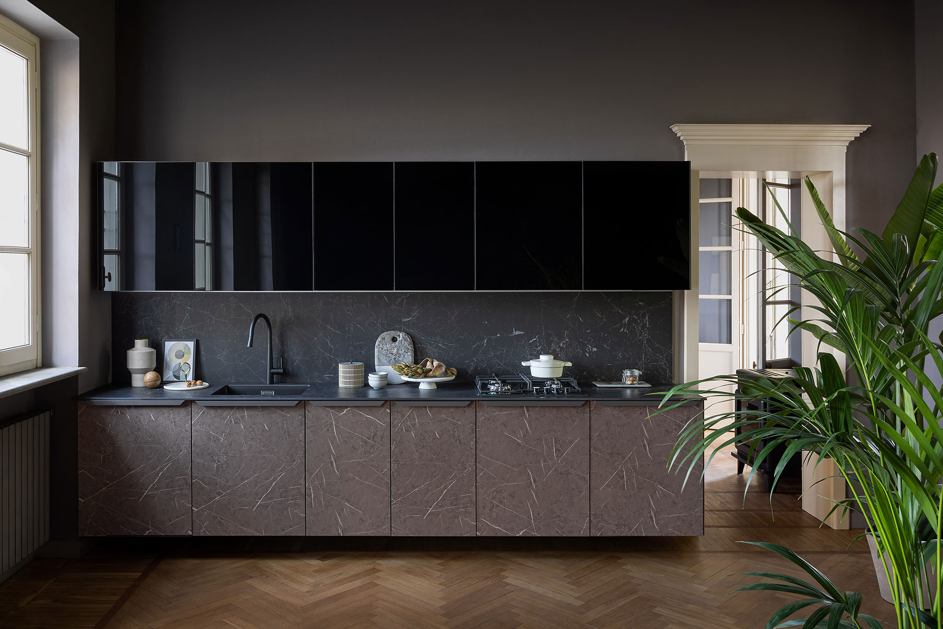 Cucina lineare VEZZONI in un interno, ante in gres effetto pietra