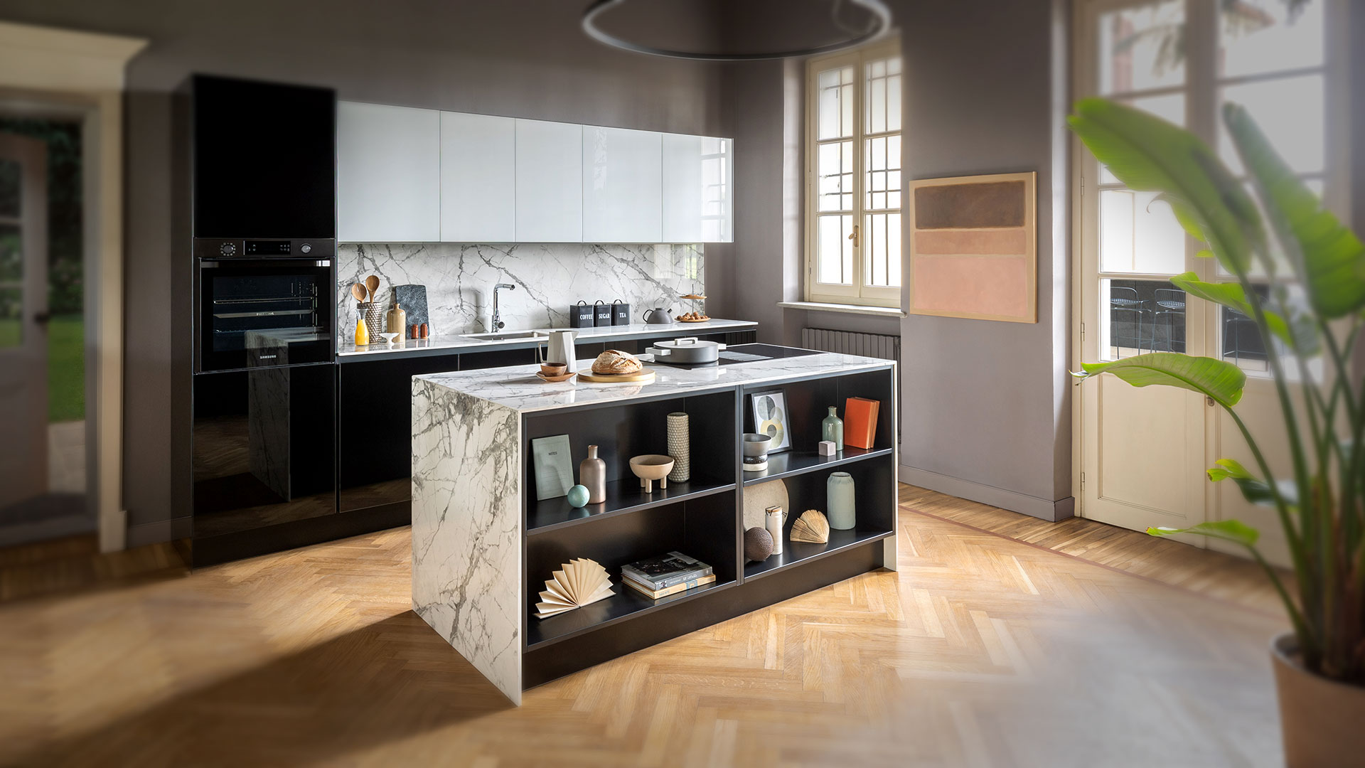 Cucina VEZZONI in un interno: isola in marmo, ante nere e bianche