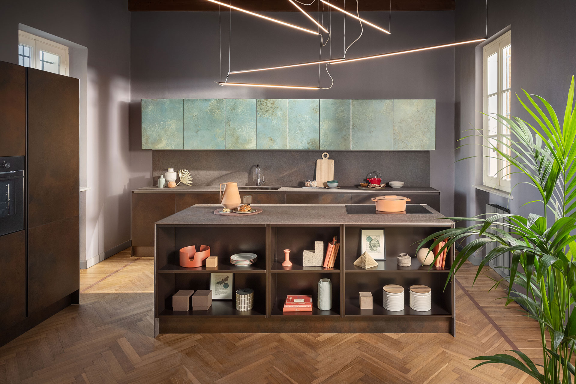 Cucina VEZZONI in un interno storico, ante in metallo ossidato